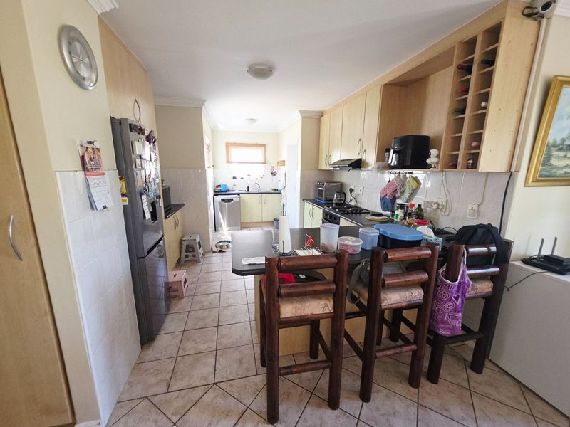 A bright 3 bedroom family home with a pool and large garden - Photo 6