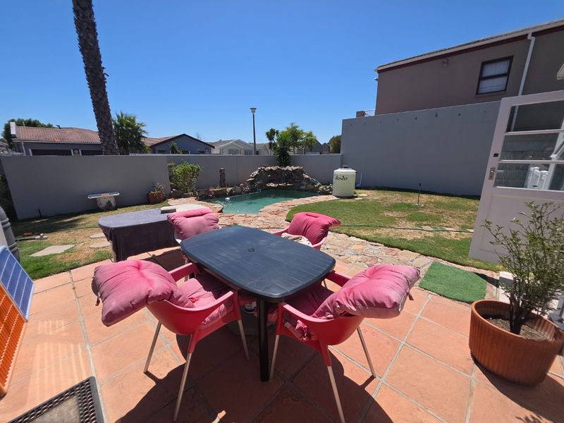 A bright 3 bedroom family home with a pool and large garden - Photo 2