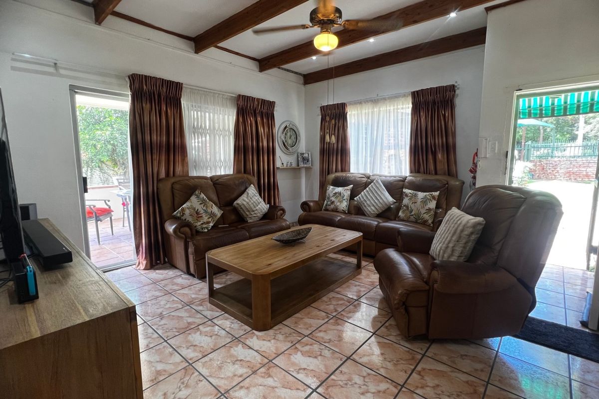 Sole Mandate: Charming 3-Bedroom Family Home with Ample Outdoor Features - Photo 5