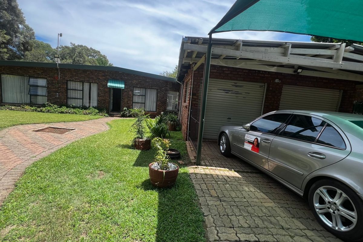 Sole Mandate: Charming 3-Bedroom Family Home with Ample Outdoor Features - Photo 2