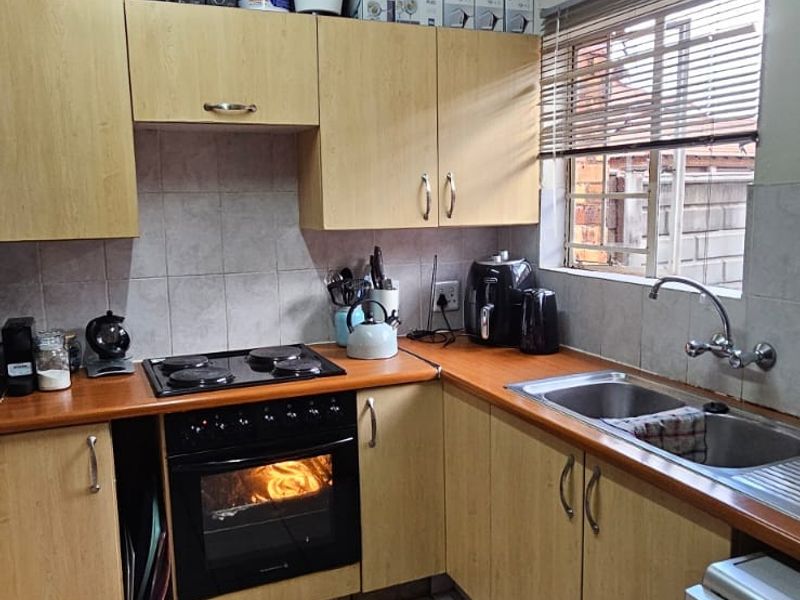 Charming Annlin Family Home with Garden and Double Garage - Photo 2