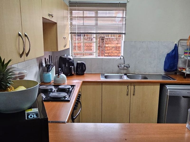 Charming Annlin Family Home with Garden and Double Garage - Photo 1