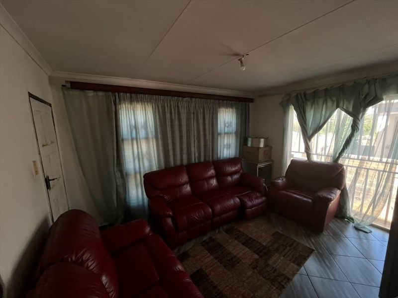 Cozy Starter Home with Carport - Photo 2