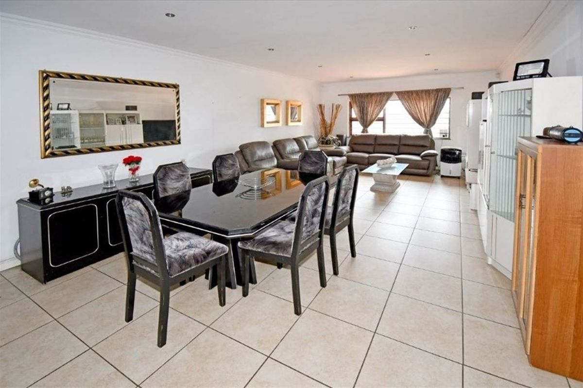 Charming Home with Comfortable Living - Photo 2