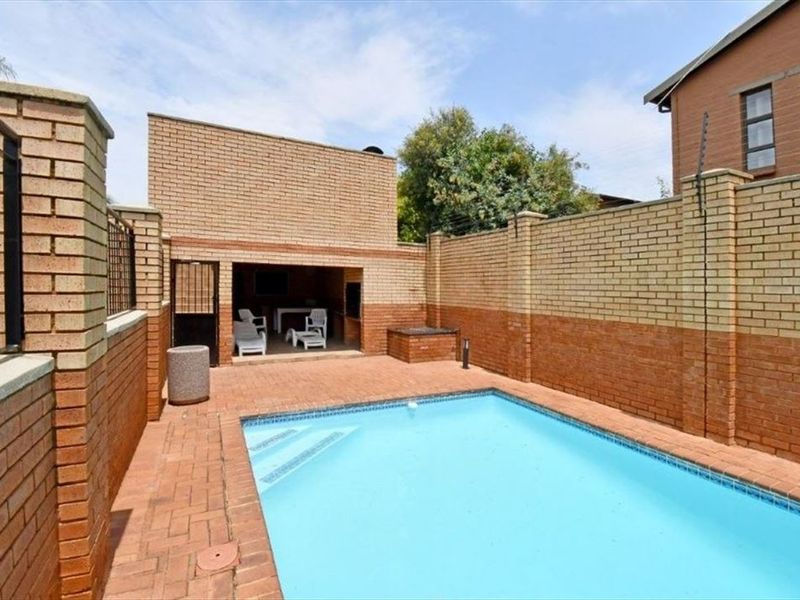 Charming Home with Comfortable Living - Photo 3