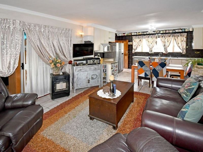 Grand Luxury Estate with Exceptional Space - Photo 2