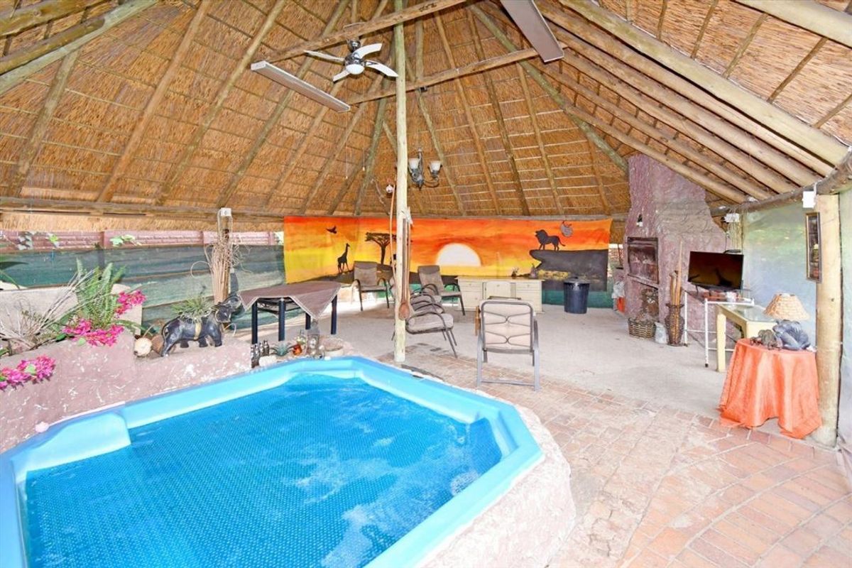 Grand Luxury Estate with Exceptional Space - Photo 3