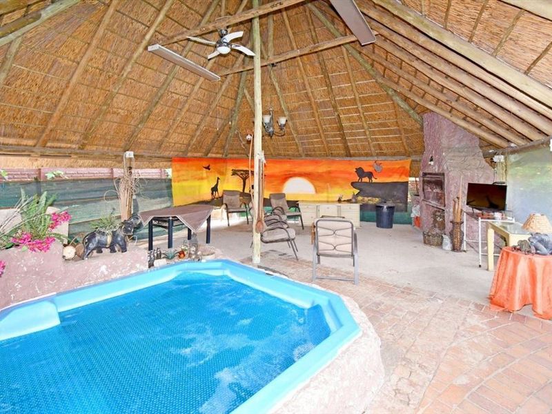 Grand Luxury Estate with Exceptional Space - Photo 3