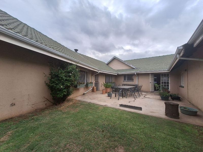 Spacious Luxury Living for Large Families - Photo 3