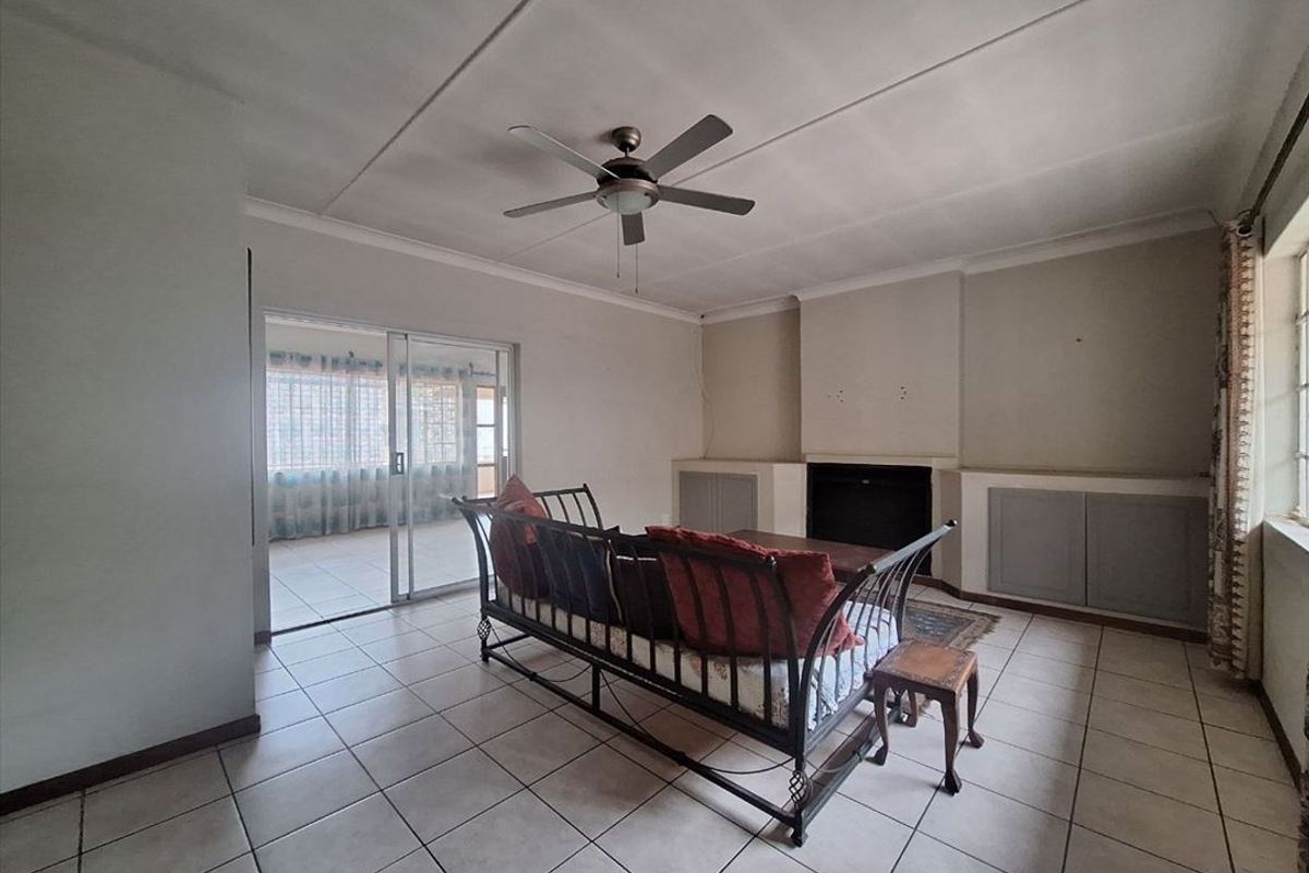 Spacious Luxury Living for Large Families - Photo 2