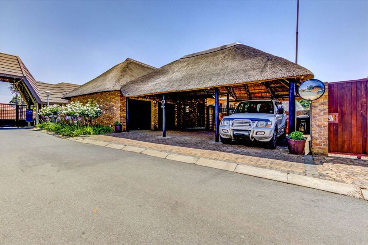 Spacious Family Comfort with Ample Parking - Photo 3