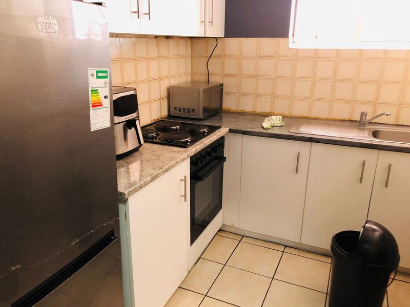 3 Bedrooms, 1 Bathroom Sharing Accommodation To Let In Durban Central, Durban  - Photo 2