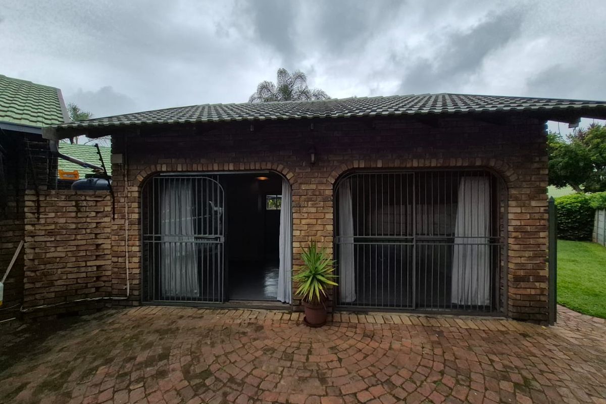 Agents choice of the month. 3bed duet with full flatlet with own braai area- - Photo 5