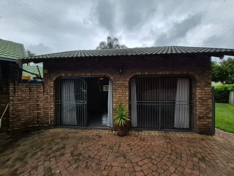 Agents choice of the month. 3bed duet with full flatlet with own braai area- - Photo 5