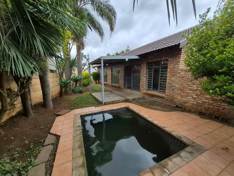 Agents choice of the month. 3bed duet with full flatlet with own braai area- - Photo 3