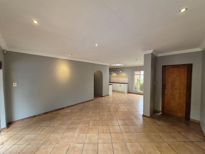Agents choice of the month. 3bed duet with full flatlet with own braai area- - Photo 6