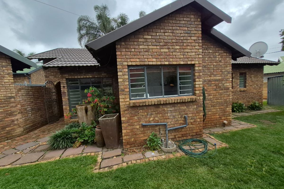 Agents choice of the month. 3bed duet with full flatlet with own braai area- - Photo 2