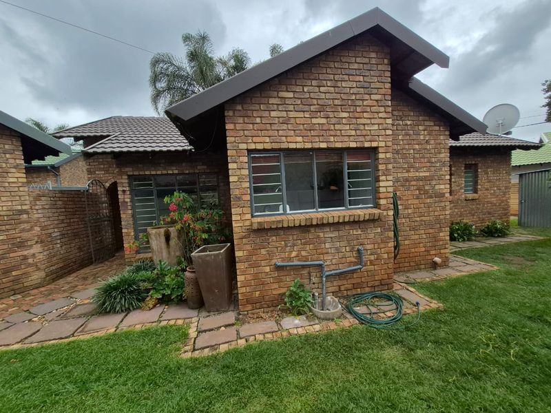 Agents choice of the month. 3bed duet with full flatlet with own braai area- - Photo 2