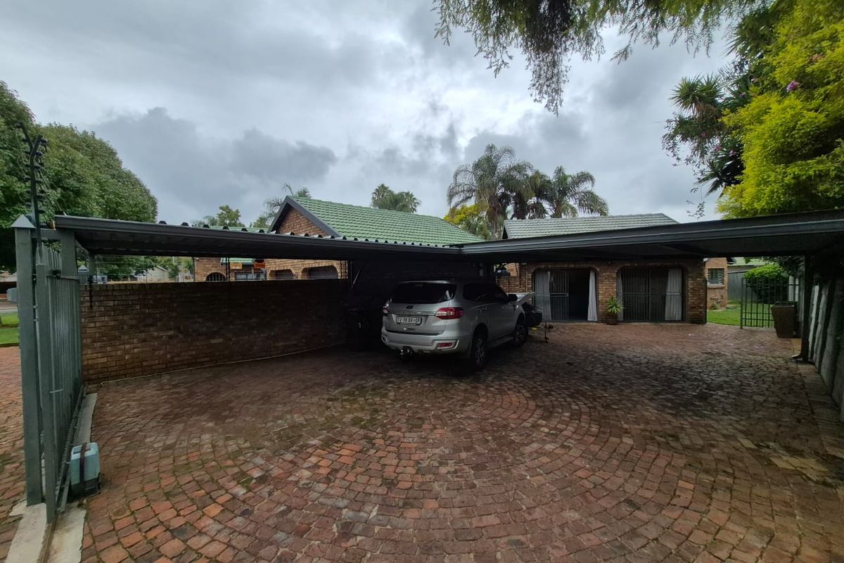 Agents choice of the month. 3bed duet with full flatlet with own braai area- - Photo 4