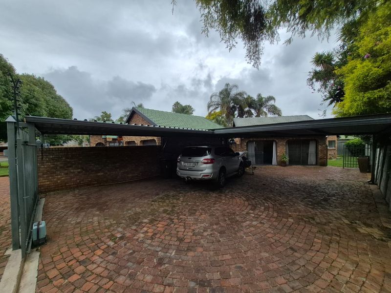 Agents choice of the month. 3bed duet with full flatlet with own braai area- - Photo 4