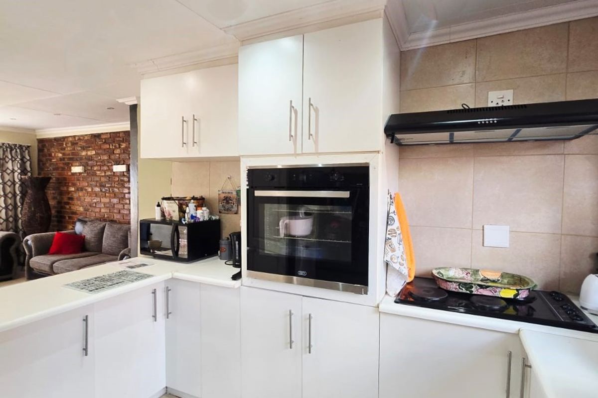 Neat 2-Bedroom Full-Title Townhouse in the Popular La Hoff - Photo 2