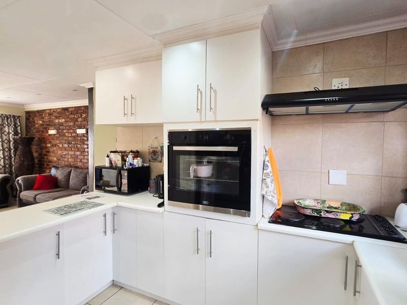 Neat 2-Bedroom Full-Title Townhouse in the Popular La Hoff - Photo 2