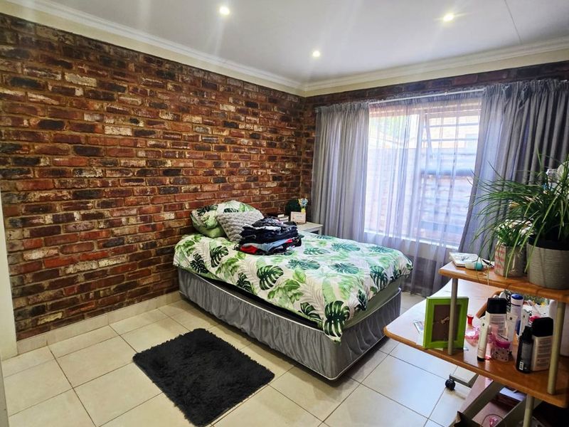 Neat 2-Bedroom Full-Title Townhouse in the Popular La Hoff - Photo 9