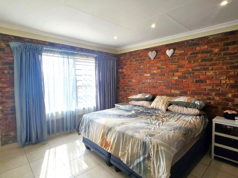 Neat 2-Bedroom Full-Title Townhouse in the Popular La Hoff - Photo 6