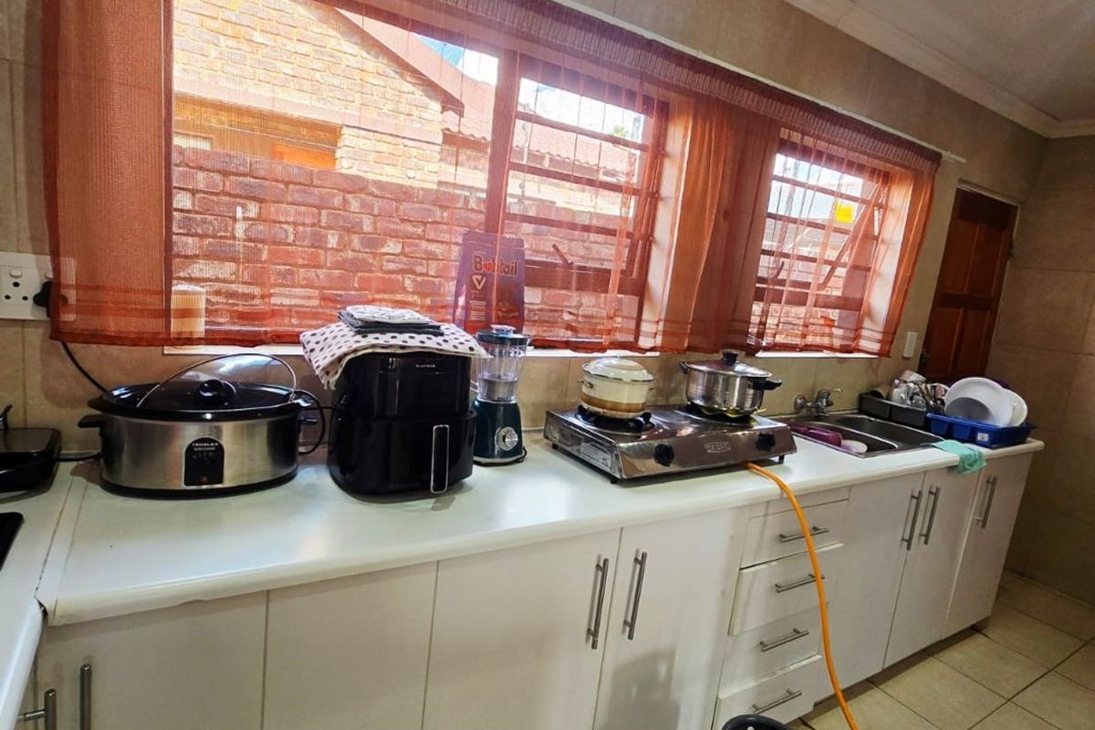 Neat 2-Bedroom Full-Title Townhouse in the Popular La Hoff - Photo 4