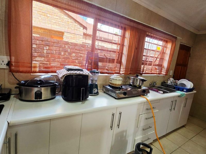 Neat 2-Bedroom Full-Title Townhouse in the Popular La Hoff - Photo 4