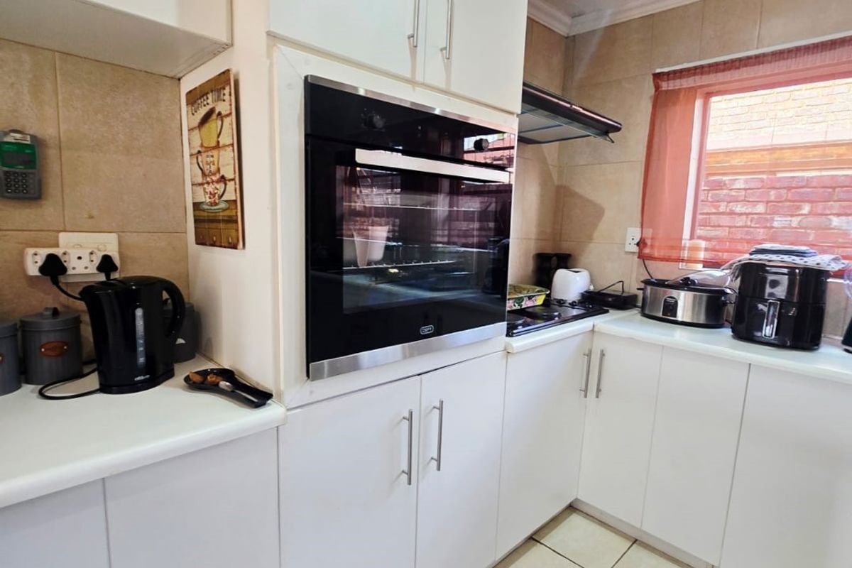 Neat 2-Bedroom Full-Title Townhouse in the Popular La Hoff - Photo 3