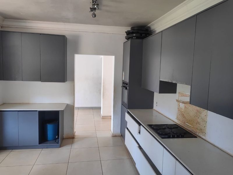 PRICED TO SELL – NEW TOWN FAMILY HOME! - Photo 7