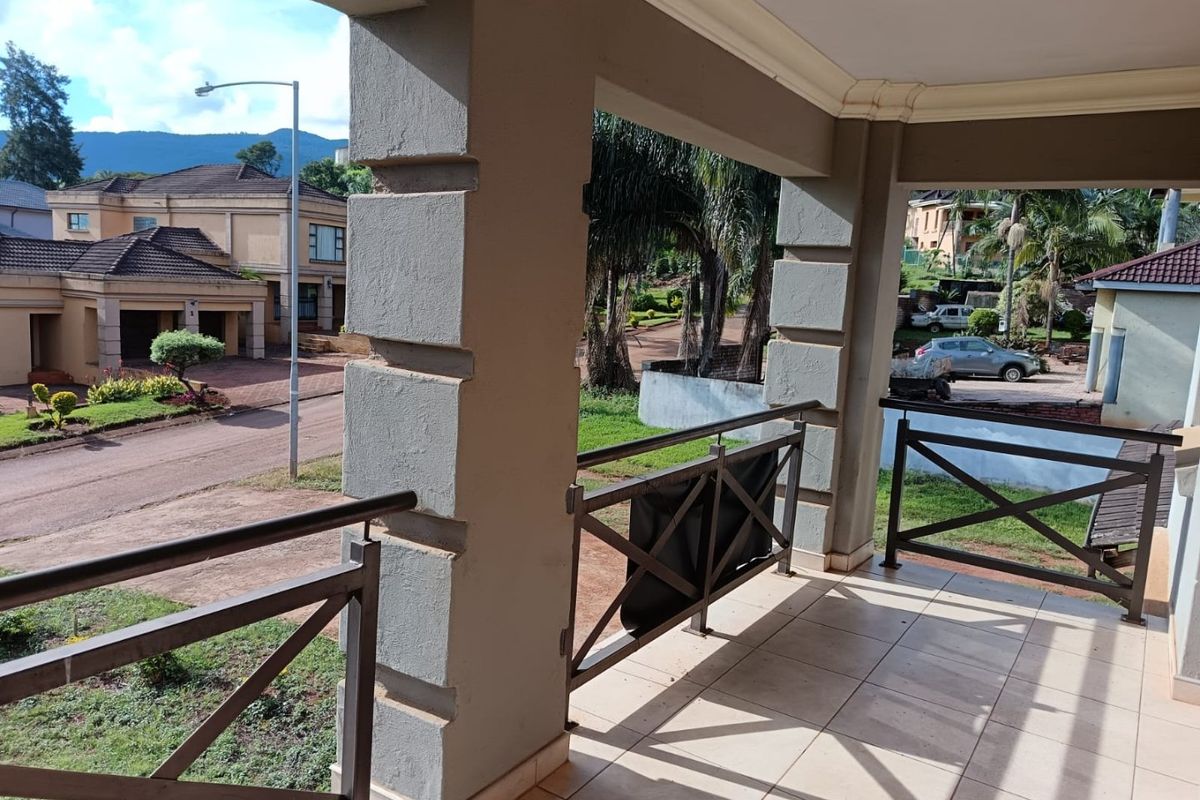 PRICED TO SELL – NEW TOWN FAMILY HOME! - Photo 2