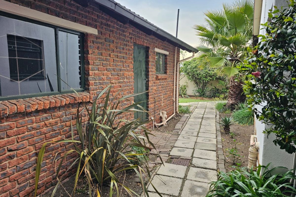 Spacious 4 Bedroom Home with Pool in Sunset Park 1221m2 - Photo 3