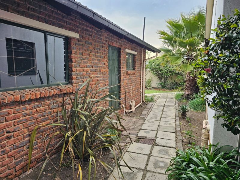 Spacious 4 Bedroom Home with Pool in Sunset Park 1221m2 - Photo 3