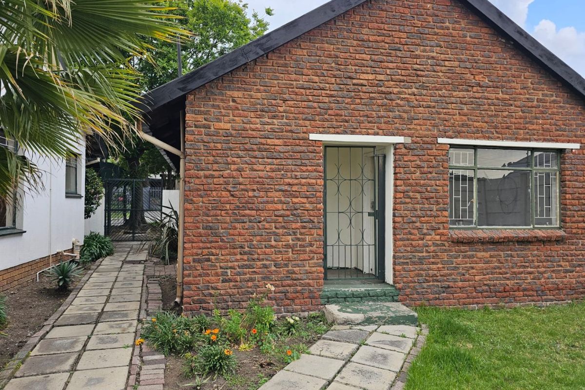 Spacious 4 Bedroom Home with Pool in Sunset Park 1221m2 - Photo 2