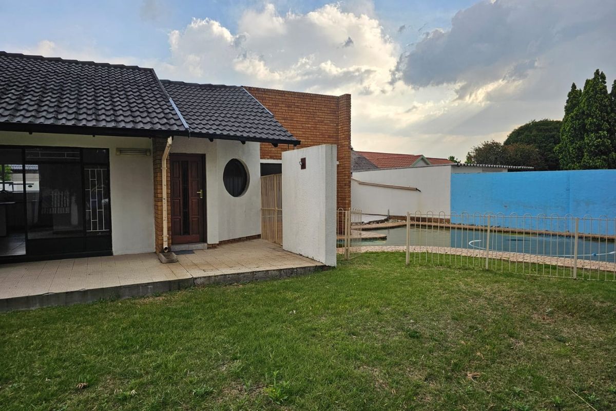 Spacious 4 Bedroom Home with Pool in Sunset Park 1221m2 - Photo 4