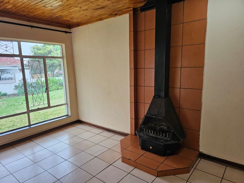 Spacious 4 Bedroom Home with Pool in Sunset Park 1221m2 - Photo 10