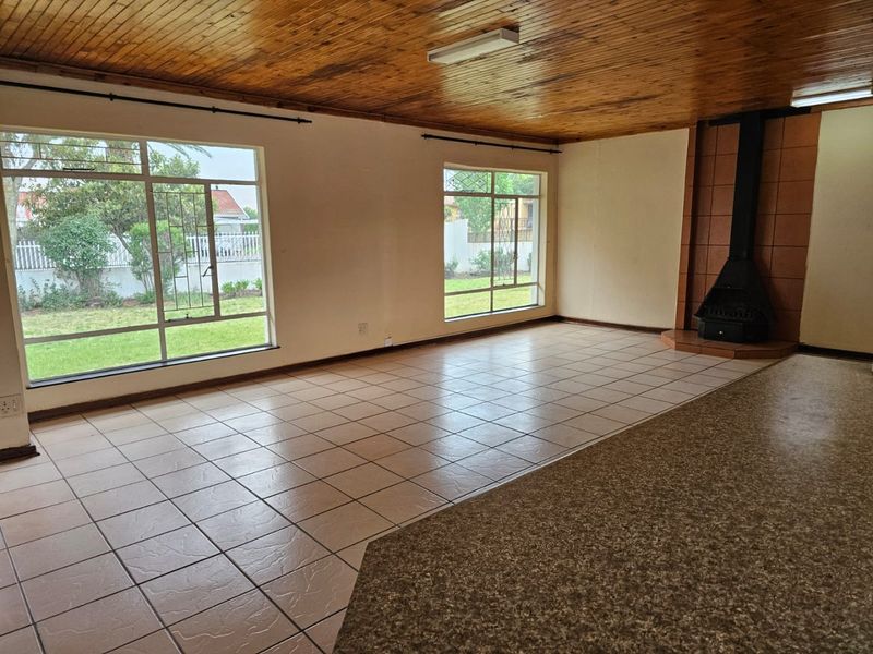 Spacious 4 Bedroom Home with Pool in Sunset Park 1221m2 - Photo 9