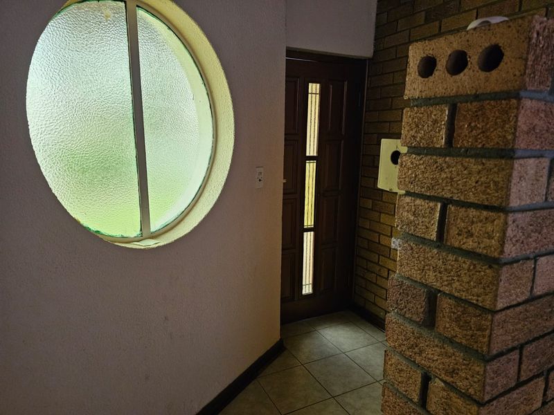 Spacious 4 Bedroom Home with Pool in Sunset Park 1221m2 - Photo 6