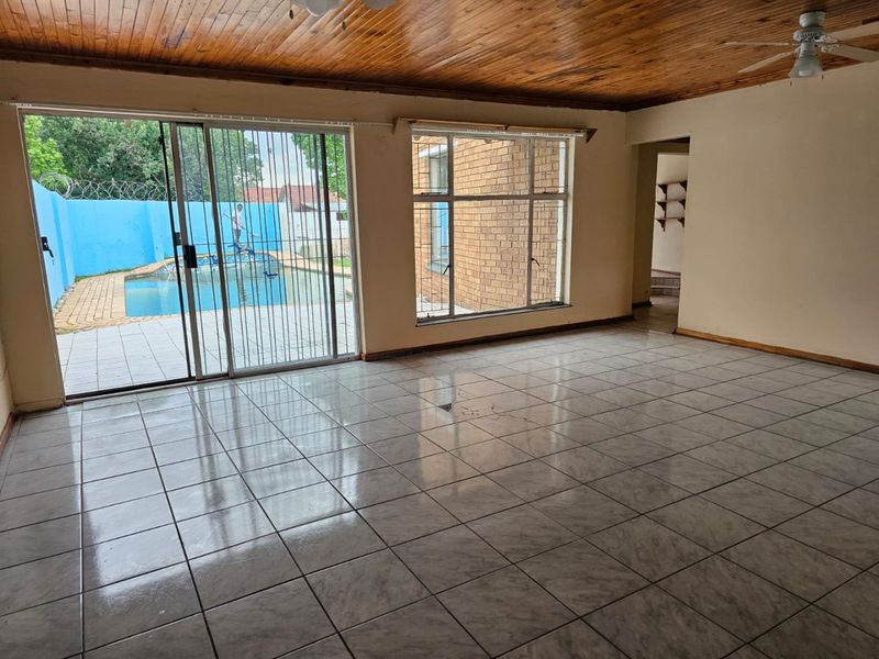 Spacious 4 Bedroom Home with Pool in Sunset Park 1221m2 - Photo 7