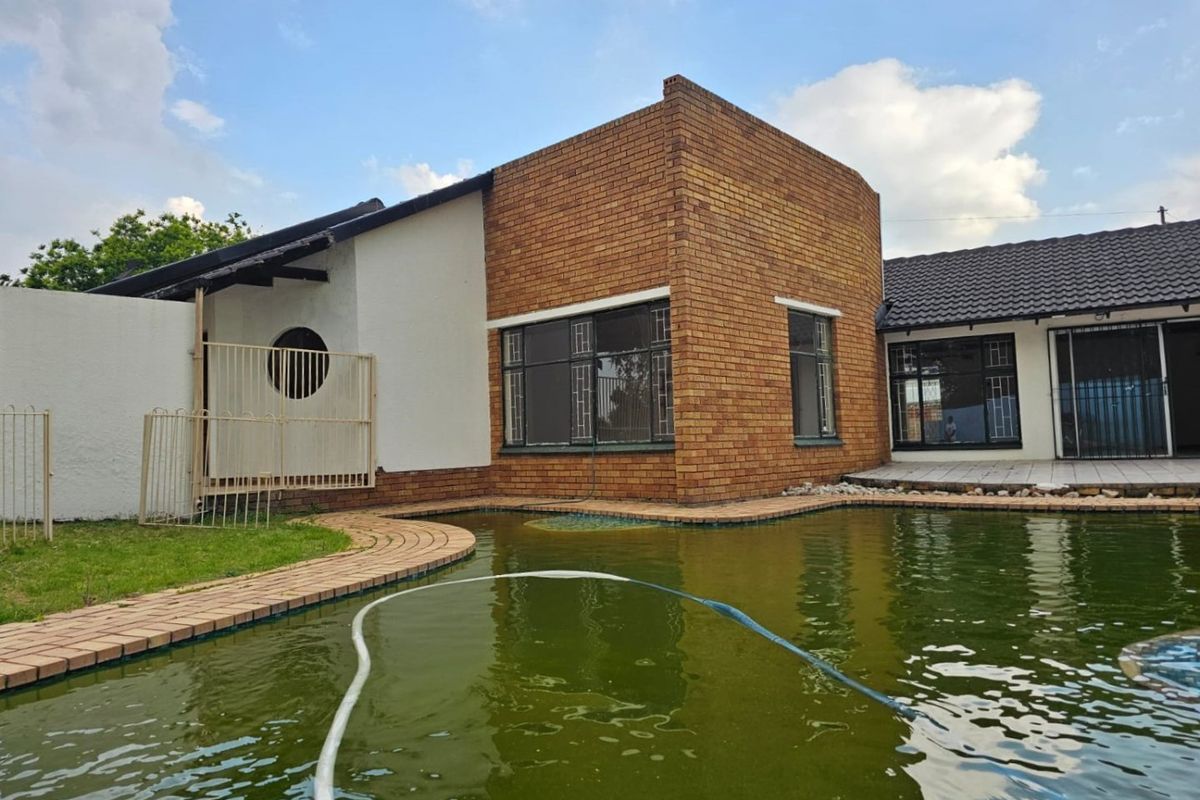 Spacious 4 Bedroom Home with Pool in Sunset Park 1221m2 - Photo 5