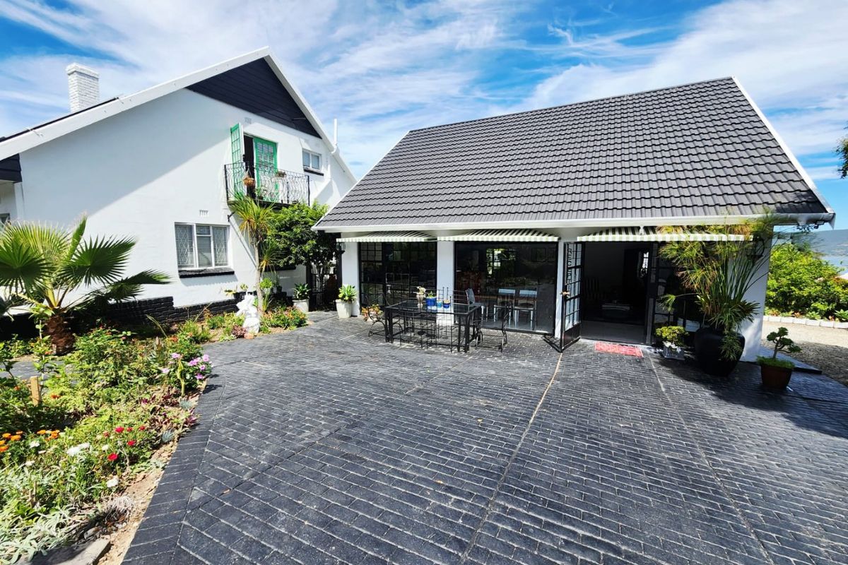 Spacious Entertainers Home with Seven Bedrooms in Old Place Knysna - Photo 2