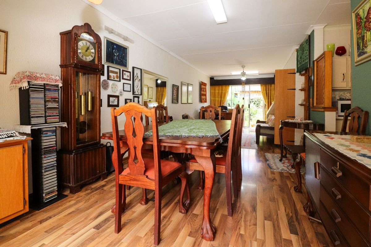 Beautiful & Cozy 2 Bedroom Townhouse with Private Garden - Photo 4