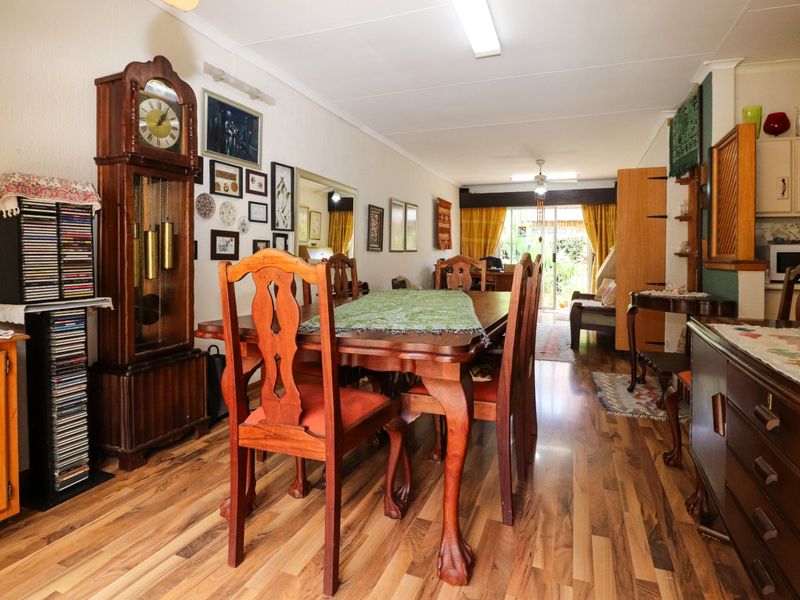 Beautiful & Cozy 2 Bedroom Townhouse with Private Garden - Photo 4