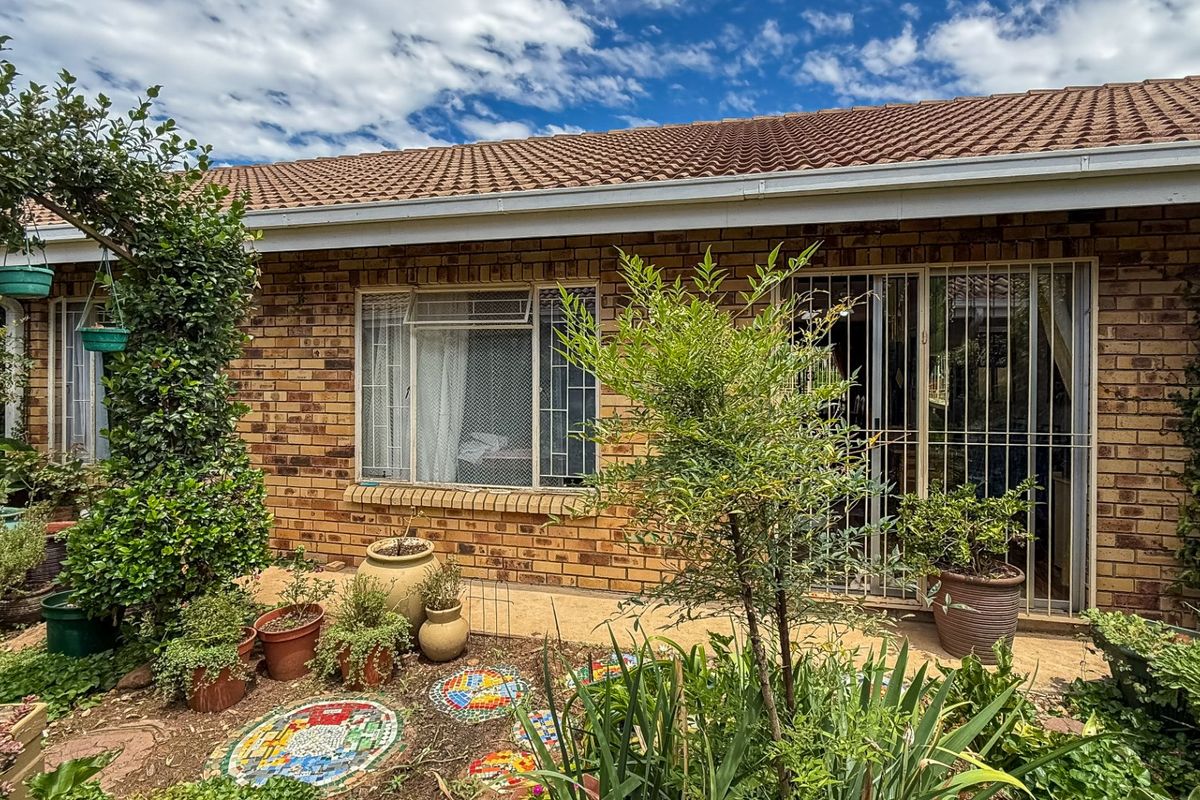 Beautiful & Cozy 2 Bedroom Townhouse with Private Garden - Photo 2