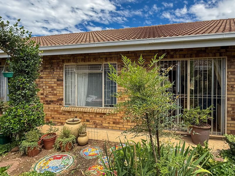 Beautiful & Cozy 2 Bedroom Townhouse with Private Garden - Photo 2