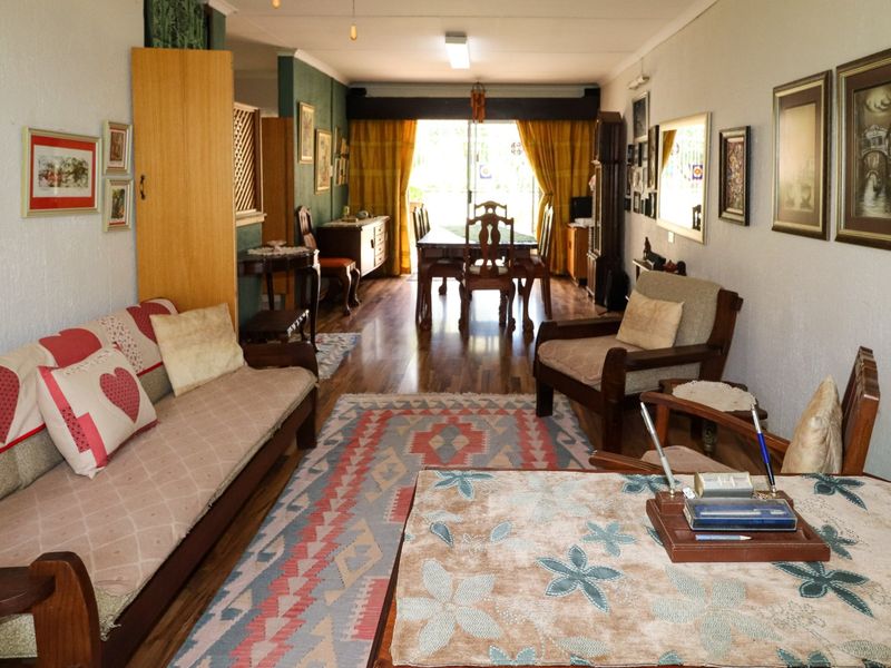 Beautiful & Cozy 2 Bedroom Townhouse with Private Garden - Photo 9