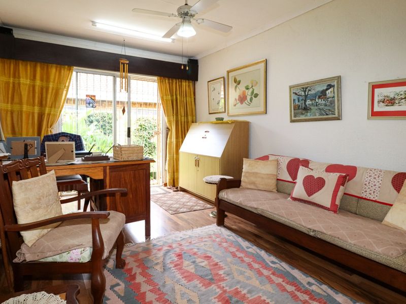 Beautiful & Cozy 2 Bedroom Townhouse with Private Garden - Photo 8