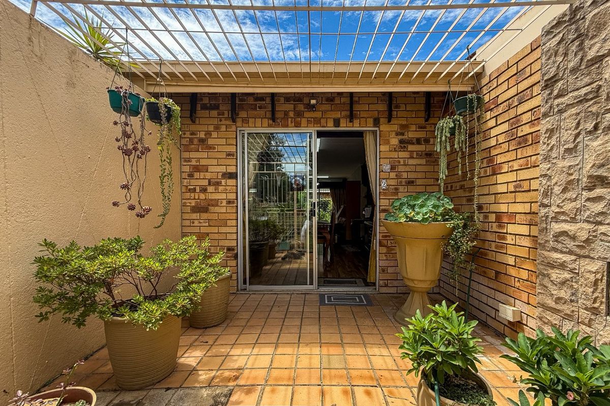 Beautiful & Cozy 2 Bedroom Townhouse with Private Garden - Photo 3